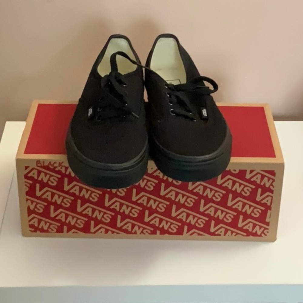 AUTHENTIC BLACK VANS